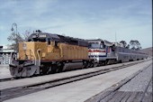 UP SD40-2 3355 (14.04.1994, Barstow, CA, mit AMTK 504)
