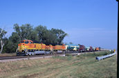 BNSF C44-9W 4872 (29.08.2010, Grand Island, NE, - mit Boeing 737 Rümpfen)