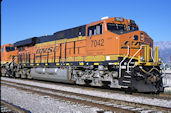 BNSF ES44C4 7042:2 (24.11.2012, Fontana, CA)