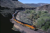 BNSF ES44DC 7477 (16.04.2011, Crozier Canyon, AZ)