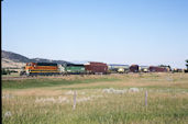 BNSF SD40-2R 7336 (30.07.2005, Louisville, MT, (mit Boeing 737))