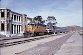 UP SD40-2 3355 (14.04.1994, Barstow, CA, mit AMTK 504)